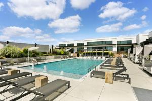 una piscina con tumbonas y un edificio en Luxury West Midtown 2 bdrm, en Atlanta