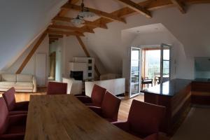 uma sala de estar com uma mesa de madeira e cadeiras em Chalet-Südsteiermark - traumhafte Aussicht, Infinity Pool, Privatsphäre, Klima und de-luxe Ausstattung em Schwanberg