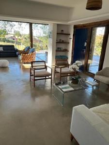 uma ampla sala de estar com sofás, cadeiras e mesas em CBI155 Casa de campo em Itatiba em Itatiba