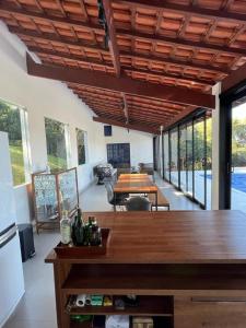 uma sala de estar com uma mesa e uma sala de jantar em CBI155 Casa de campo em Itatiba em Itatiba