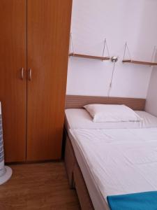 Posteľ alebo postele v izbe v ubytovaní Sis&Bro-Novalja