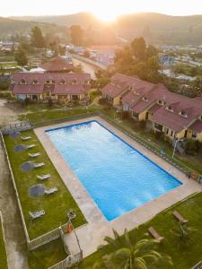 una vista aérea de una piscina en un complejo en Cabañas Terramore, en Quebrada Escobares