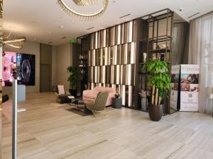 Χώρος καθιστικού στο Modern Waterfront Retreat with Scenic Views