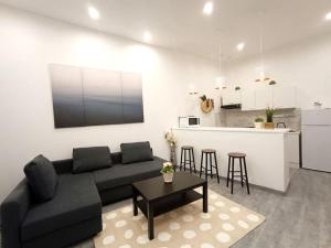 uma sala de estar com um sofá, uma mesa e uma cozinha em Appartement Gare Saint Charles Marseille em Marselha