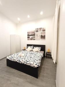 um quarto com uma cama num quarto branco em Appartement Gare Saint Charles Marseille em Marselha