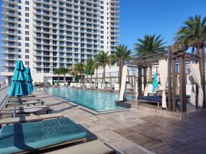 Πισίνα στο ή κοντά στο Modern Waterfront Retreat with Scenic Views