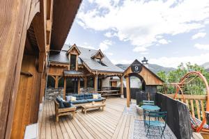 una terraza al aire libre con una montaña rusa en Chalet de prestige Pyrénéen, 3 min des télécabines, en Vignec