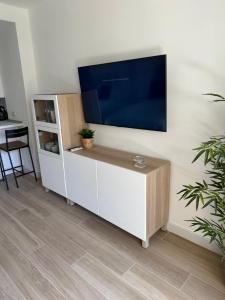 Televízia a/alebo spoločenská miestnosť v ubytovaní Estudio primera línea de playa