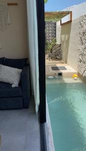 Villa Maia, Lovely 1 bedroom apartment with pool في ميريدا: مسبح في بيت فيه كنب ازرق