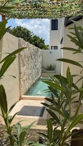 Villa Maia, Lovely 1 bedroom apartment with pool في ميريدا: مسبح في مبنى بجدار حجري