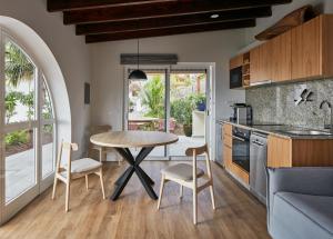 a kitchen with a table and chairs in a room at Villa Encanta in Santa Úrsula