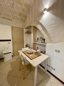 A kitchen or kitchenette at Dimora Aversa