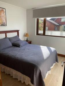 1 dormitorio con 1 cama grande y ventana en Hermoso departamento!, en Puerto Montt