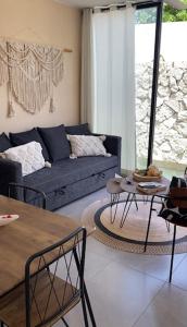 salon z niebieską kanapą i stołem w obiekcie Villa Maia, Lovely 1 bedroom apartment with pool w mieście Mérida
