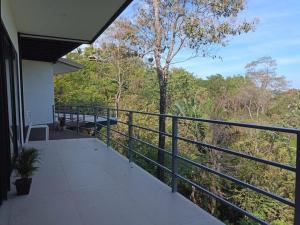 un balcón de una casa con vistas al bosque en Laurel Jungle & Ocean, en Santa Teresa Beach