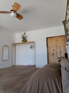 1 dormitorio con 1 cama y ventilador de techo en Laurel Jungle & Ocean en Santa Teresa Beach