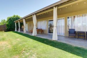 Κήπος έξω από το 2 Mi to Indian Wells Palm Desert Home with Fire Pit