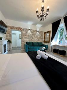 een woonkamer met een blauwe bank en een zwart tapijt bij Luxury Heritage Apartment Zara Antica in Zadar