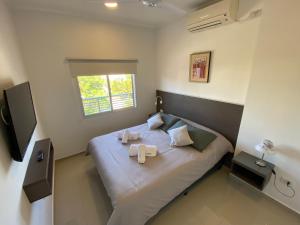 1 dormitorio con 1 cama con 2 toallas en Cálido y Amplio Dpto Céntrico 2D en Formosa