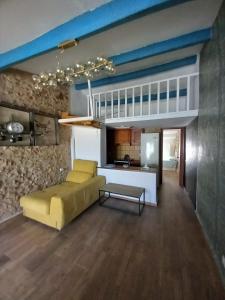 レス・カセス・ダルカナールにあるCasa Rositaのリビングルーム(黄色のソファ付)、キッチンが備わります。