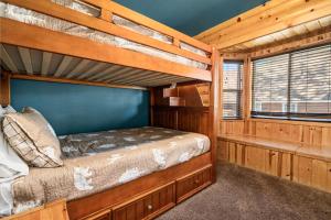 een slaapkamer met 2 stapelbedden in een hut bij 3 Cubs Lakefront - Stunning lakeside home with Hot Tub, Foosball, and Lake View in Big Bear Lake