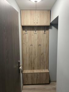 una gran puerta de madera en una habitación con pared en Rajska 14B, en Gdansk