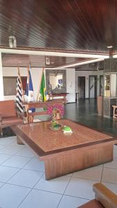 een grote kamer met een tafel met vlaggen erop bij Ancora Peruibe Hotel in Peruíbe +27 foto's