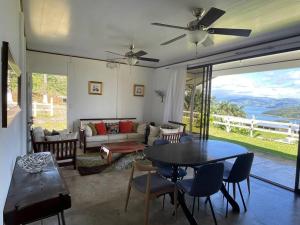 Galeriebild der Unterkunft Casa Felipe, lake view-cottage in Nuevo Arenal + 7 Fotos