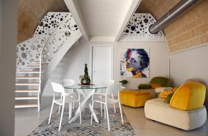 - une salle à manger avec une table et des chaises dans l'établissement LA DIMORA DI ANTOSA, à Matera