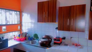 Kuchyň nebo kuchyňský kout v ubytování Maleeks Apartment Ikeja "Shared 2Bedroom Apt, individual private rooms and baths"