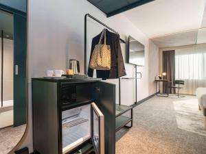 een hotelkamer met een kamer bij Novotel Rotterdam Brainpark in Rotterdam