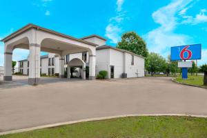 a large white building with a sign in front of it at Motel 6-Abbeville, LA in Abbeville