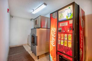 - un distributeur automatique de coca cola dans la chambre dans l'établissement Motel 6-Abbeville, LA, à Abbeville