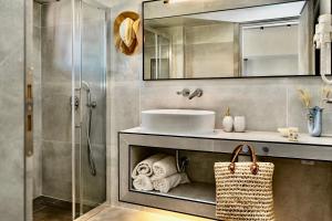 W łazience znajduje się umywalka i prysznic. w obiekcie Emily Apartments w mieście Nydri