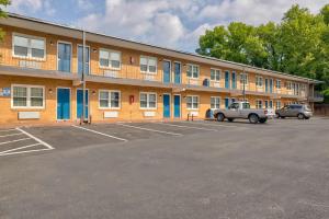 a building with a parking lot in front of it at Motel 6-Falls Church, VA - Arlington Boulevard in Falls Church