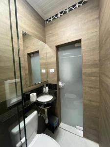 y baño con ducha, lavabo y aseo. en Hotel Diamantina Av Brigadeiro Bela Vista SP, en São Paulo