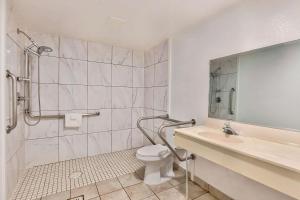 a bathroom with a shower and a toilet and a sink at Motel 6-Falls Church, VA - Arlington Boulevard in Falls Church +21 photos