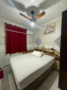 a bed in a room with a ceiling fan at Hotel Diamantina Av Brigadeiro Bela Vista SP in São Paulo
