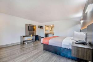 a hotel room with a bed and a desk at Motel 6-Lafayette, LA in Lafayette