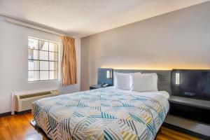 ein Hotelzimmer mit einem Bett und einem TV in der Unterkunft Motel 6 Bossier City, La in Bossier City