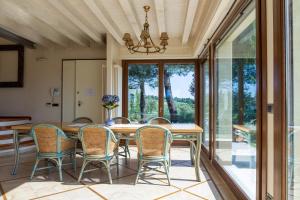 een eetkamer met een tafel en stoelen bij Villa Rolls - Porzione di Villa con piscina,giardino e parcheggi in Riccione
