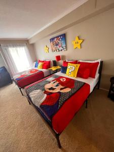 - une chambre avec 2 lits dans l'établissement Mario & Harry Potter Loft Universal Studios 10min loft apartment, à Los Angeles