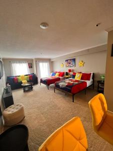 - un grand salon avec un canapé et un lit dans l'établissement Mario & Harry Potter Loft Universal Studios 10min loft apartment, à Los Angeles
