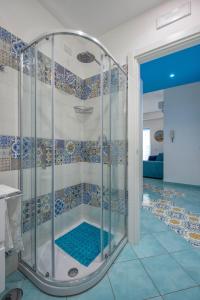 cabina de ducha en una habitación con suelo de baldosa en Casa Sammarco, en Minori