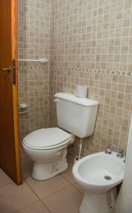 a bathroom with a toilet and a sink at Un lugar en el mundo in Mina Clavero