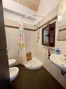 モノーポリにあるDimora San Vitoのバスルーム(洗面台、トイレ、シャワー付)