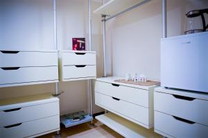 um armário com gavetas brancas e um balcão em Thalassa Bari em Bari