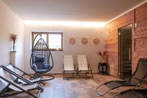 ein Zimmer mit drei Stühlen und einer Schaukel in der Unterkunft Aktivhotel Wildschütz in Gmunden + 186 Fotos