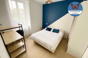 ein kleines Schlafzimmer mit einem Bett und einem Schmetterlingsschild in der Unterkunft Le Monet, spacieux avec terrasse privée in Limoges