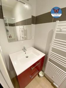 ein Badezimmer mit einem weißen Waschbecken und einer Dusche in der Unterkunft Le Monet, spacieux avec terrasse privée in Limoges